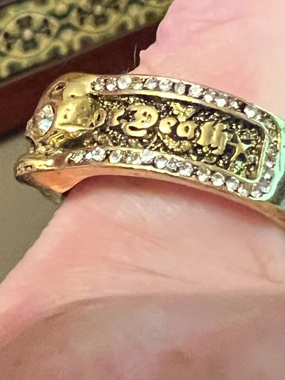Gold-Toned Skull Ring with Clear Stones Size 13 (399)